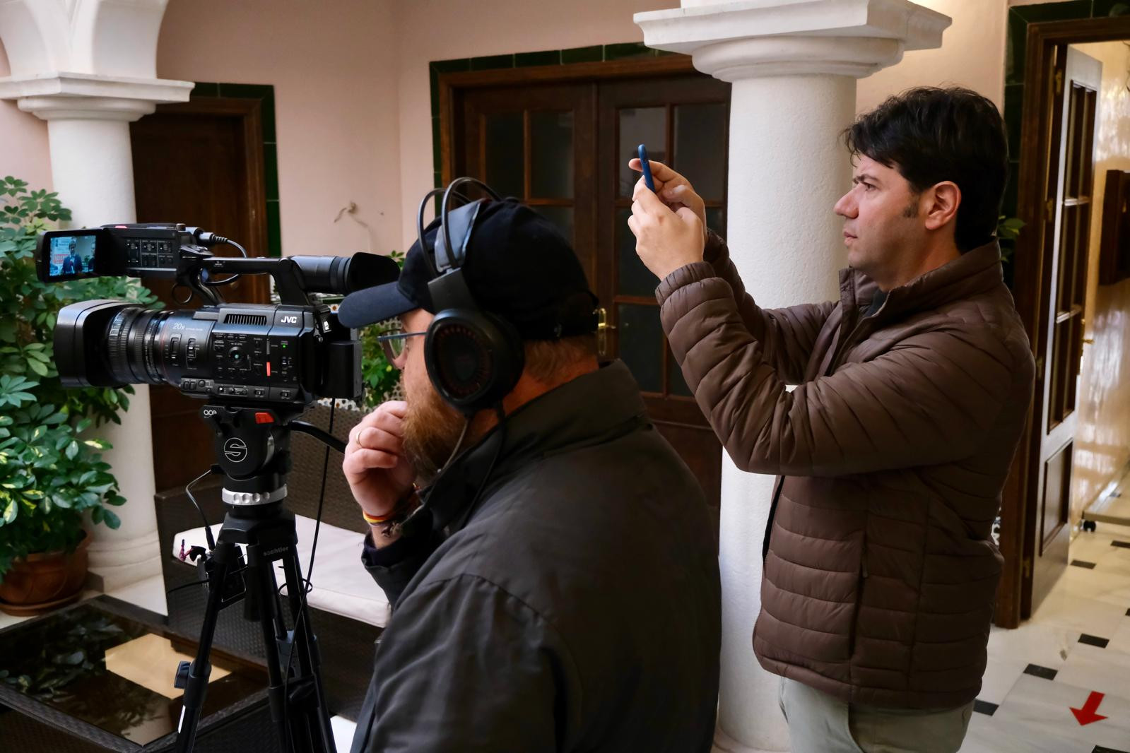 Equipo de profesionales realizando una cobertura audiovisual institucional
